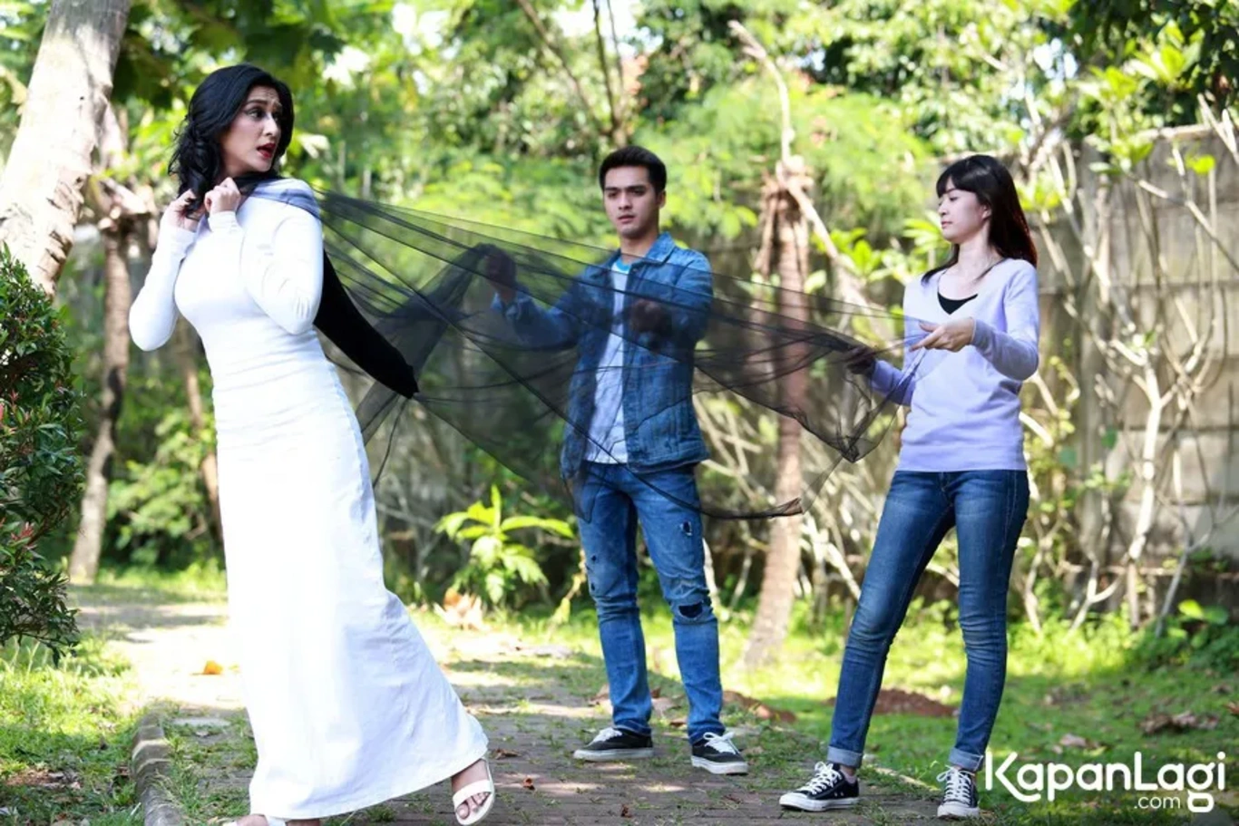 Jika Anda tidak melihat foto Fanny Ghassani, kemungkinan karena foto dengan nomor tersebut tidak tersedia di Kapanlagi.com™