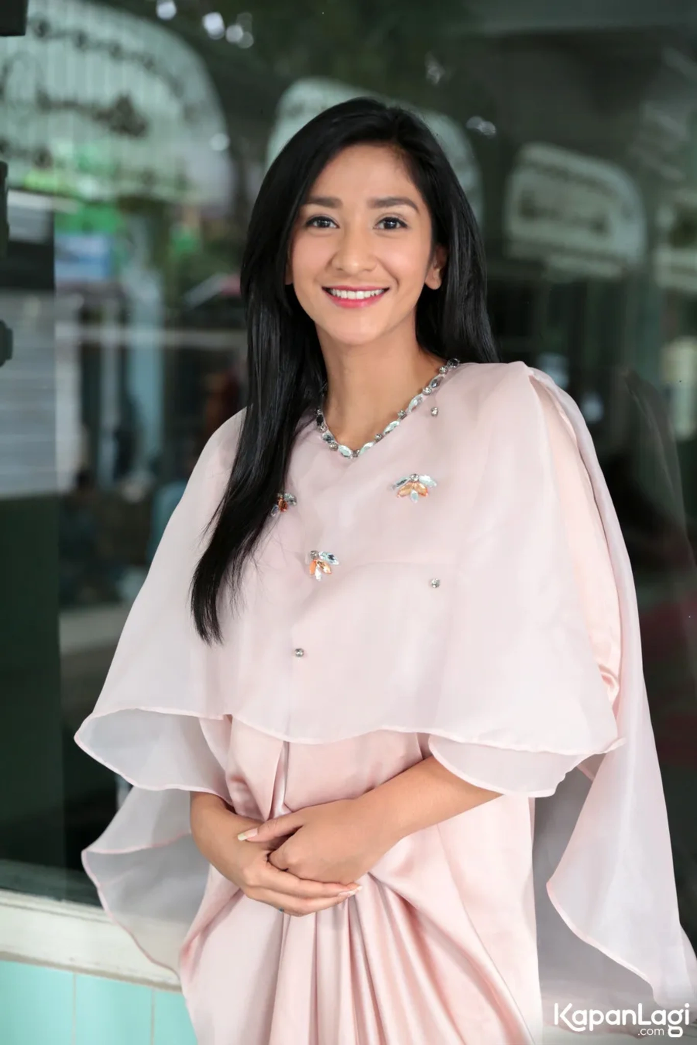 Jika Anda tidak melihat foto Fanny Ghassani, kemungkinan karena foto dengan nomor tersebut tidak tersedia di Kapanlagi.com™