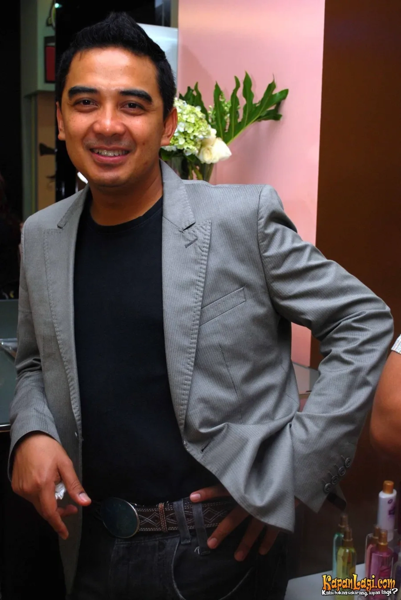 Jika Anda tidak melihat foto Farhan, kemungkinan karena foto dengan nomor tersebut tidak tersedia di Kapanlagi.com™