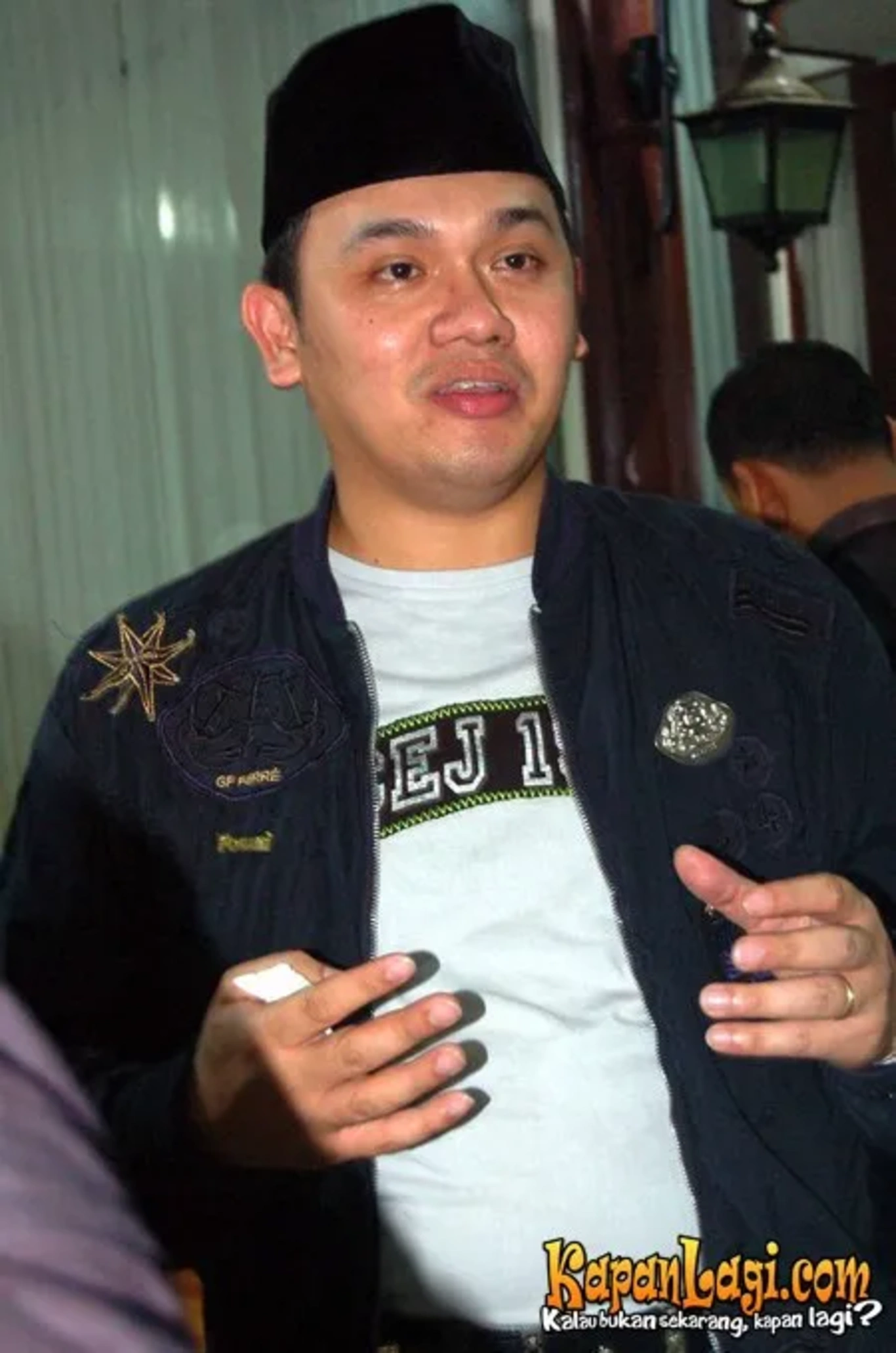 Jika Anda tidak melihat foto Farhat Abbas, kemungkinan karena foto dengan nomor tersebut tidak tersedia di Kapanlagi.com™