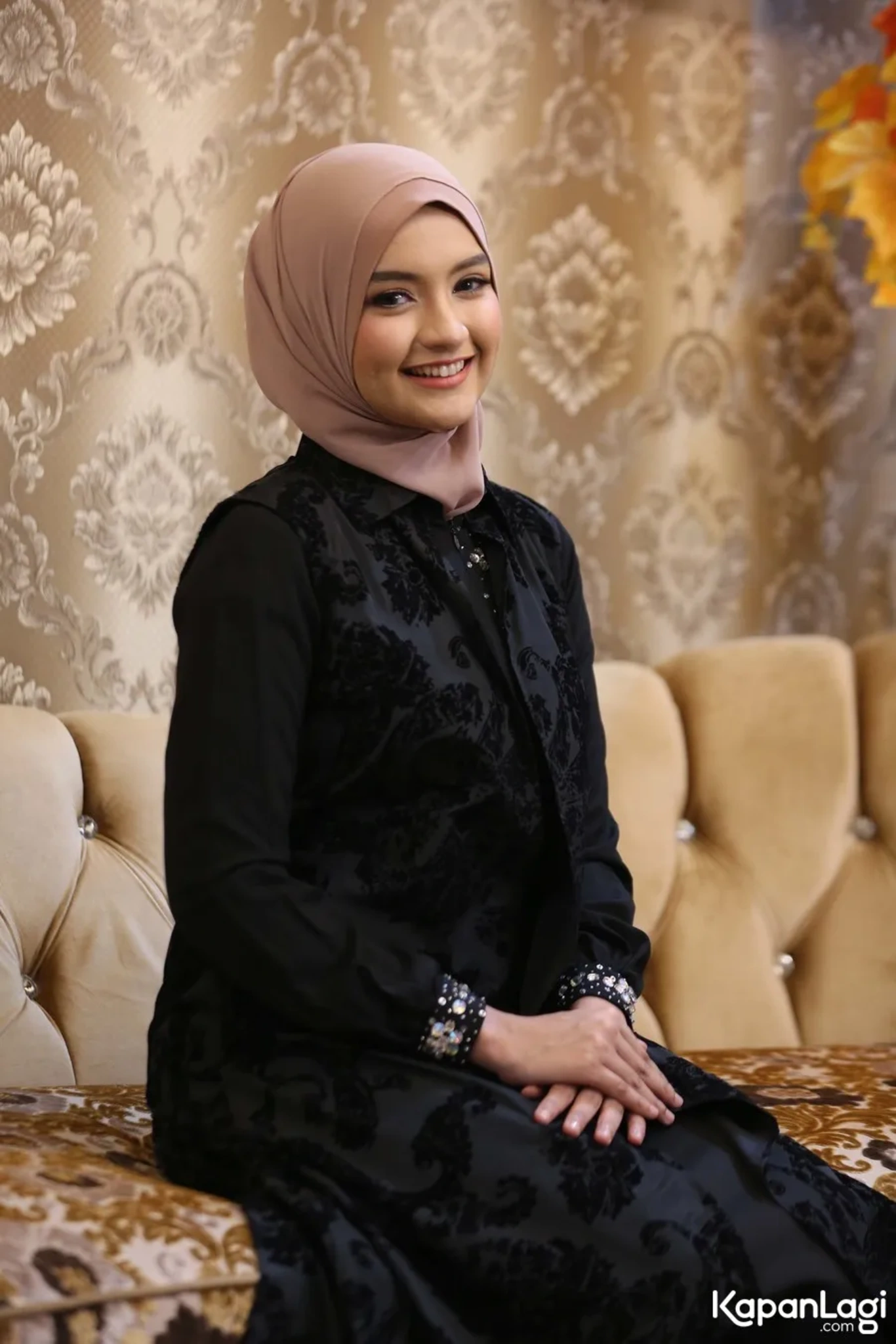 Jika Anda tidak melihat foto Fathimah Alatas, kemungkinan karena foto dengan nomor tersebut tidak tersedia di Kapanlagi.com™