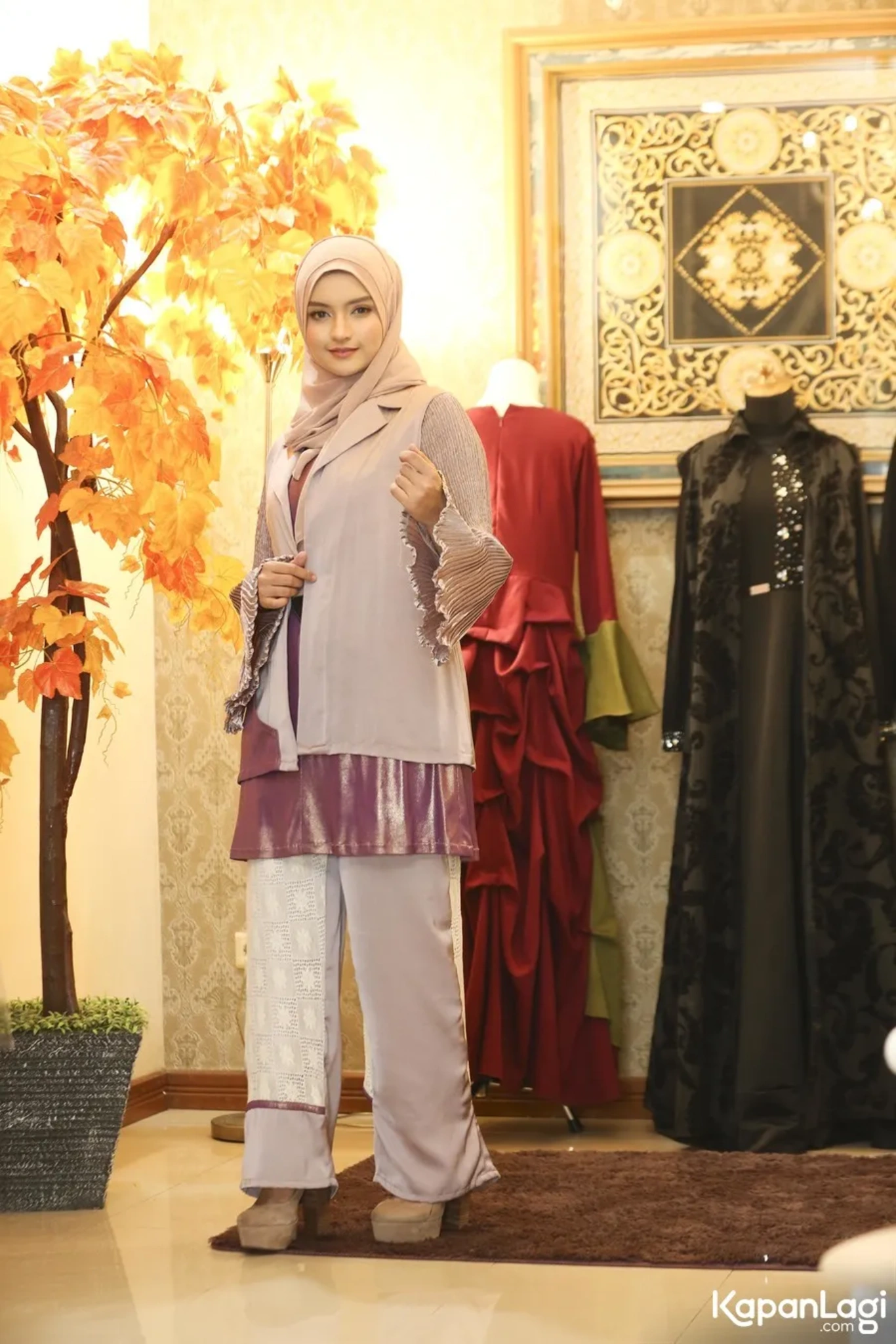 Jika Anda tidak melihat foto Fathimah Alatas, kemungkinan karena foto dengan nomor tersebut tidak tersedia di Kapanlagi.com™