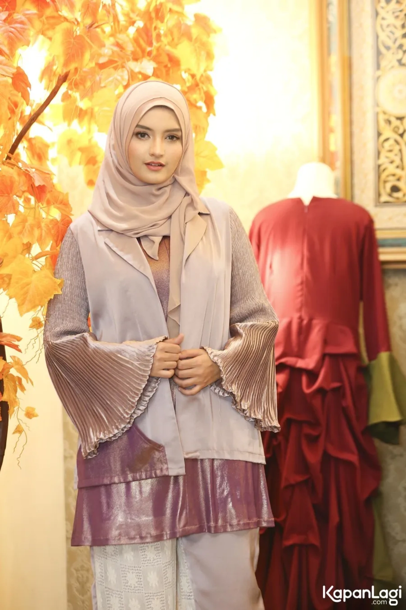 Jika Anda tidak melihat foto Fathimah Alatas, kemungkinan karena foto dengan nomor tersebut tidak tersedia di Kapanlagi.com™