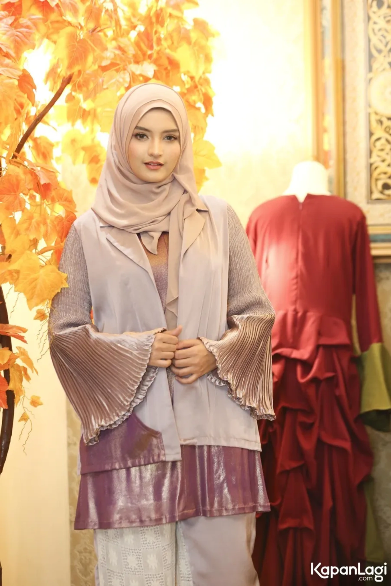 Jika Anda tidak melihat foto Fathimah Alatas, kemungkinan karena foto dengan nomor tersebut tidak tersedia di Kapanlagi.com™