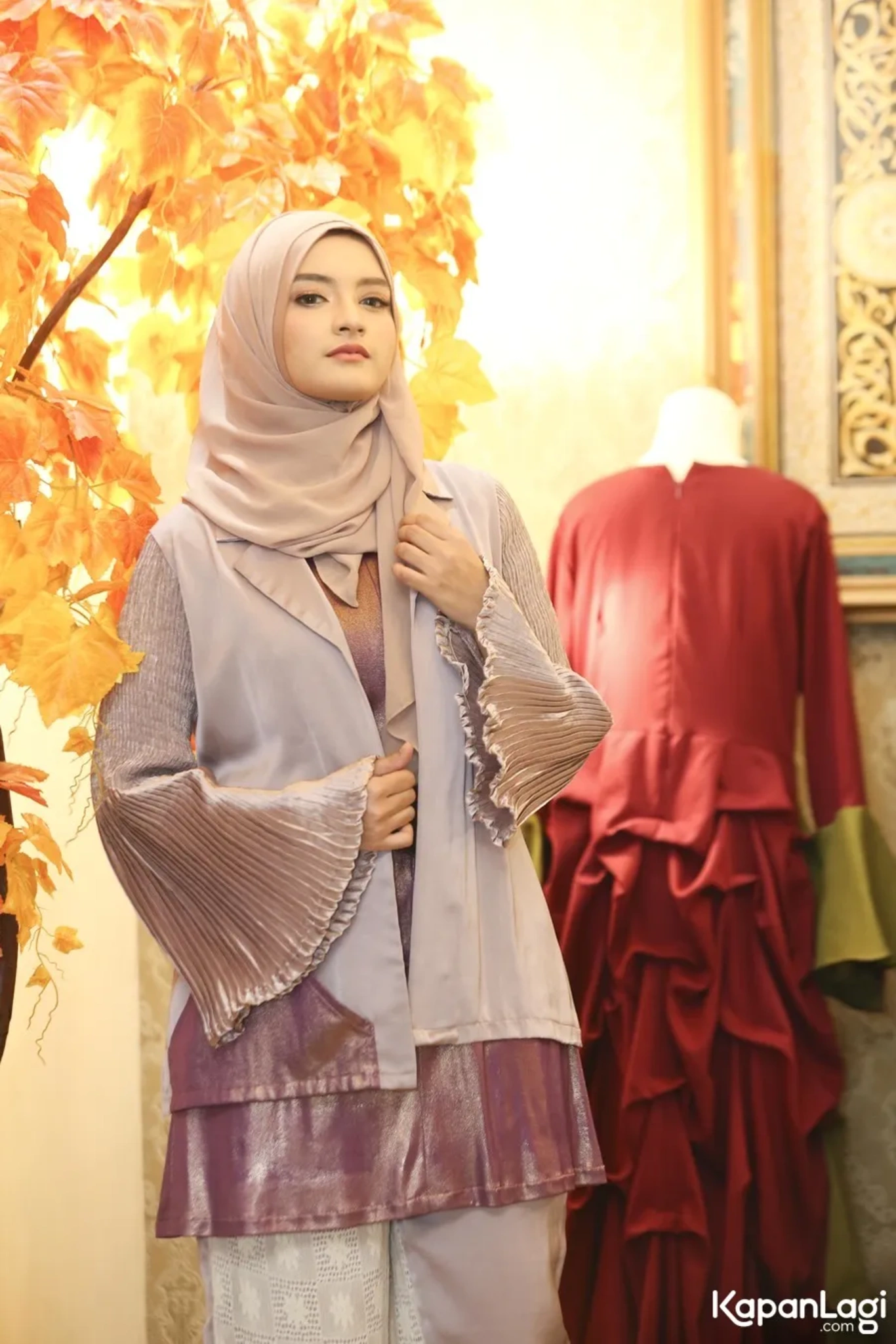 Jika Anda tidak melihat foto Fathimah Alatas, kemungkinan karena foto dengan nomor tersebut tidak tersedia di Kapanlagi.com™