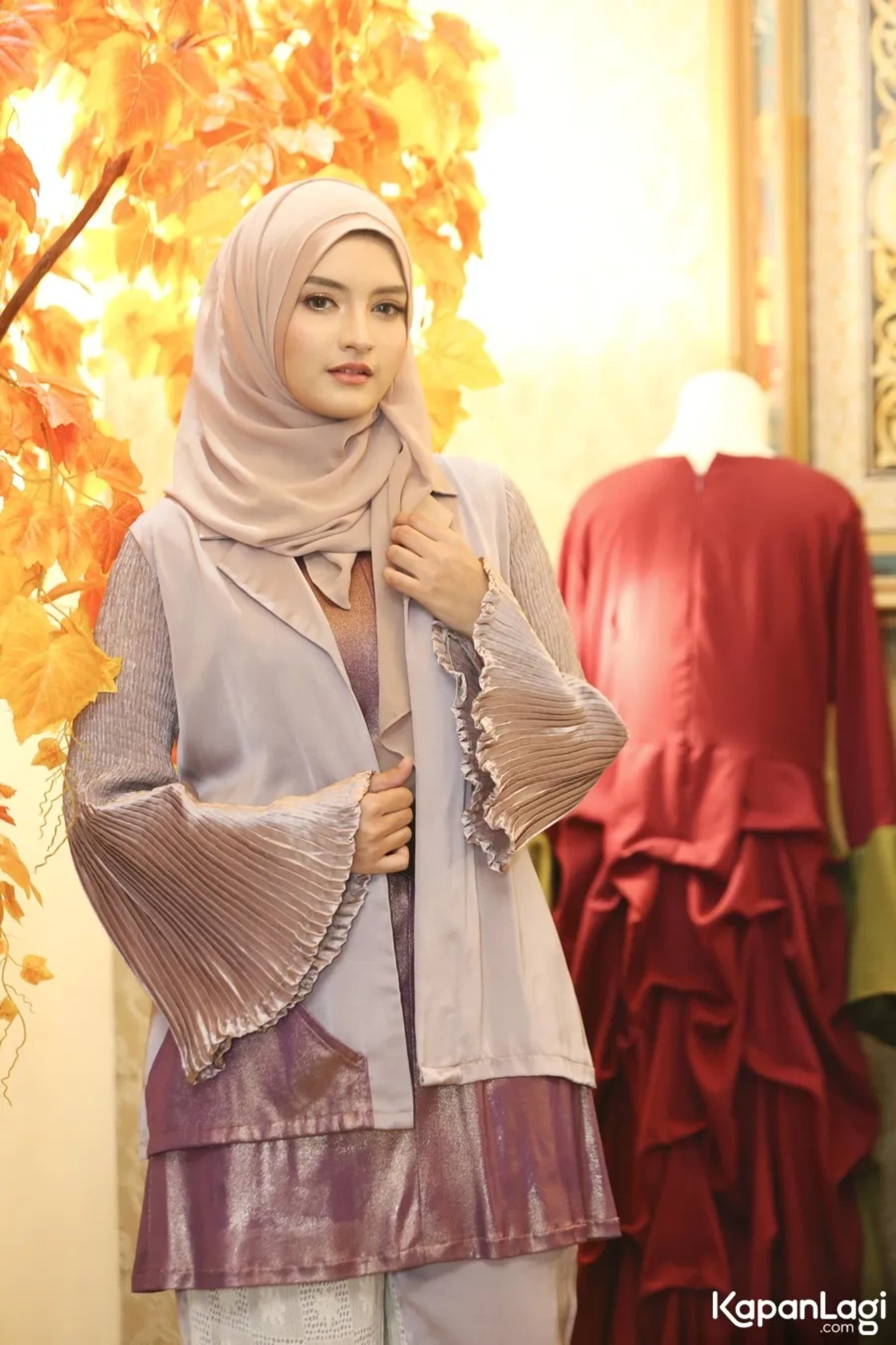 Jika Anda tidak melihat foto Fathimah Alatas, kemungkinan karena foto dengan nomor tersebut tidak tersedia di Kapanlagi.com™