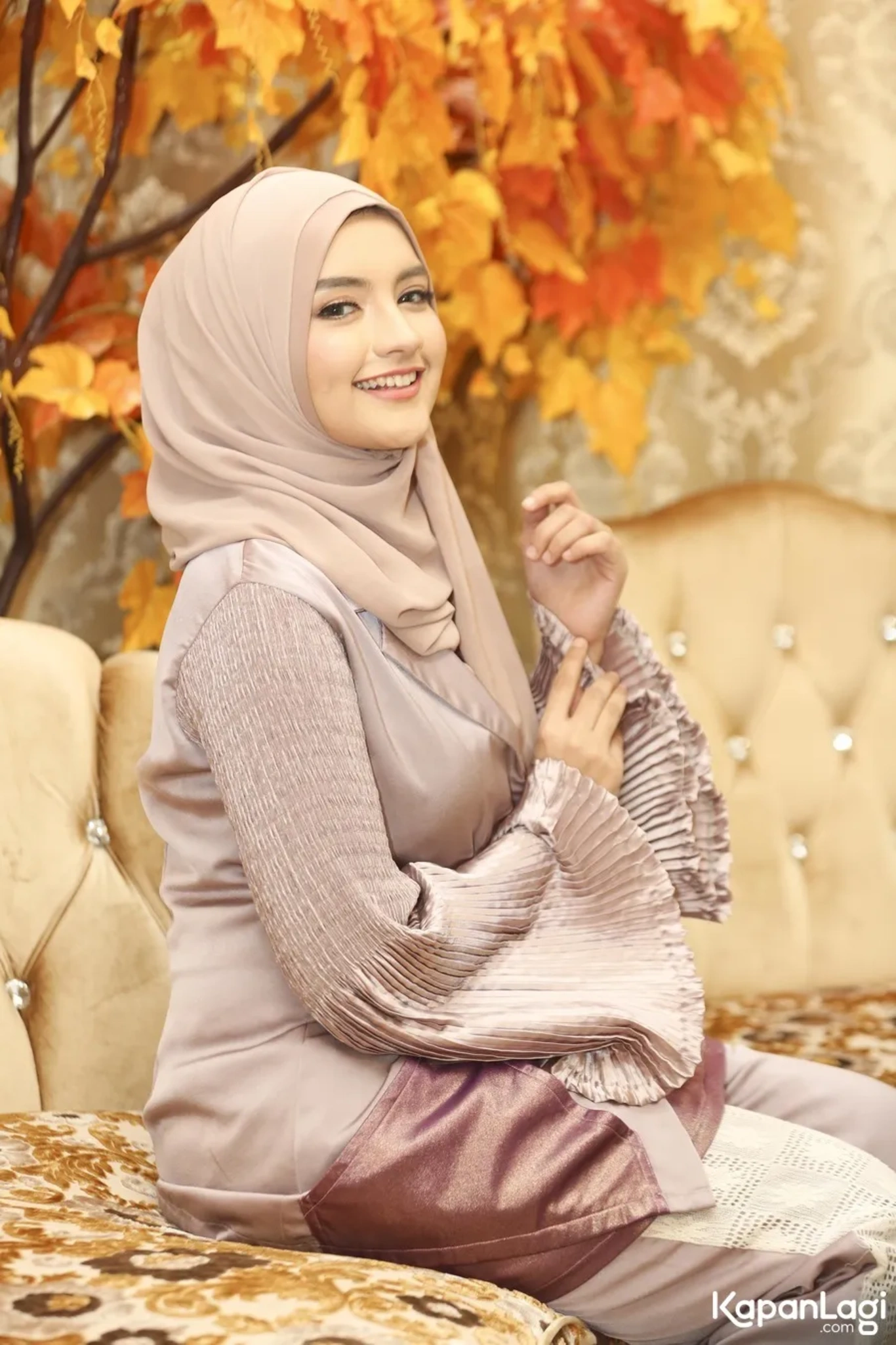 Jika Anda tidak melihat foto Fathimah Alatas, kemungkinan karena foto dengan nomor tersebut tidak tersedia di Kapanlagi.com™