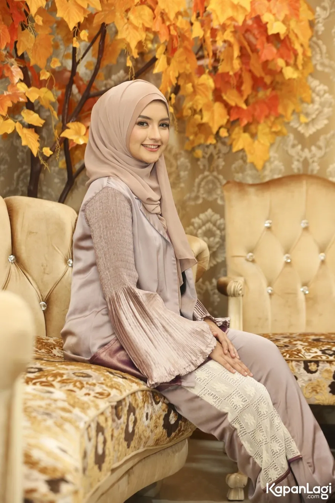 Jika Anda tidak melihat foto Fathimah Alatas, kemungkinan karena foto dengan nomor tersebut tidak tersedia di Kapanlagi.com™