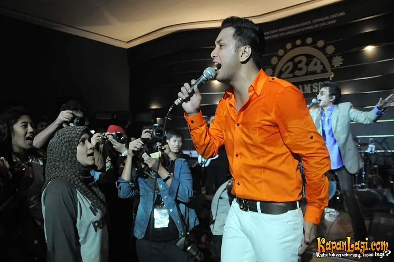 Jika Anda tidak melihat foto Fathur Java Jive, kemungkinan karena foto dengan nomor tersebut tidak tersedia di Kapanlagi.com™