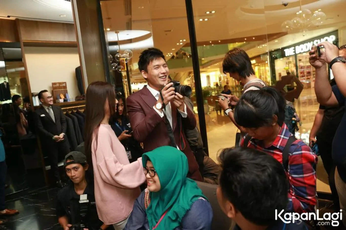 Jika Anda tidak melihat foto Fendy Chow, kemungkinan karena foto dengan nomor tersebut tidak tersedia di Kapanlagi.com™