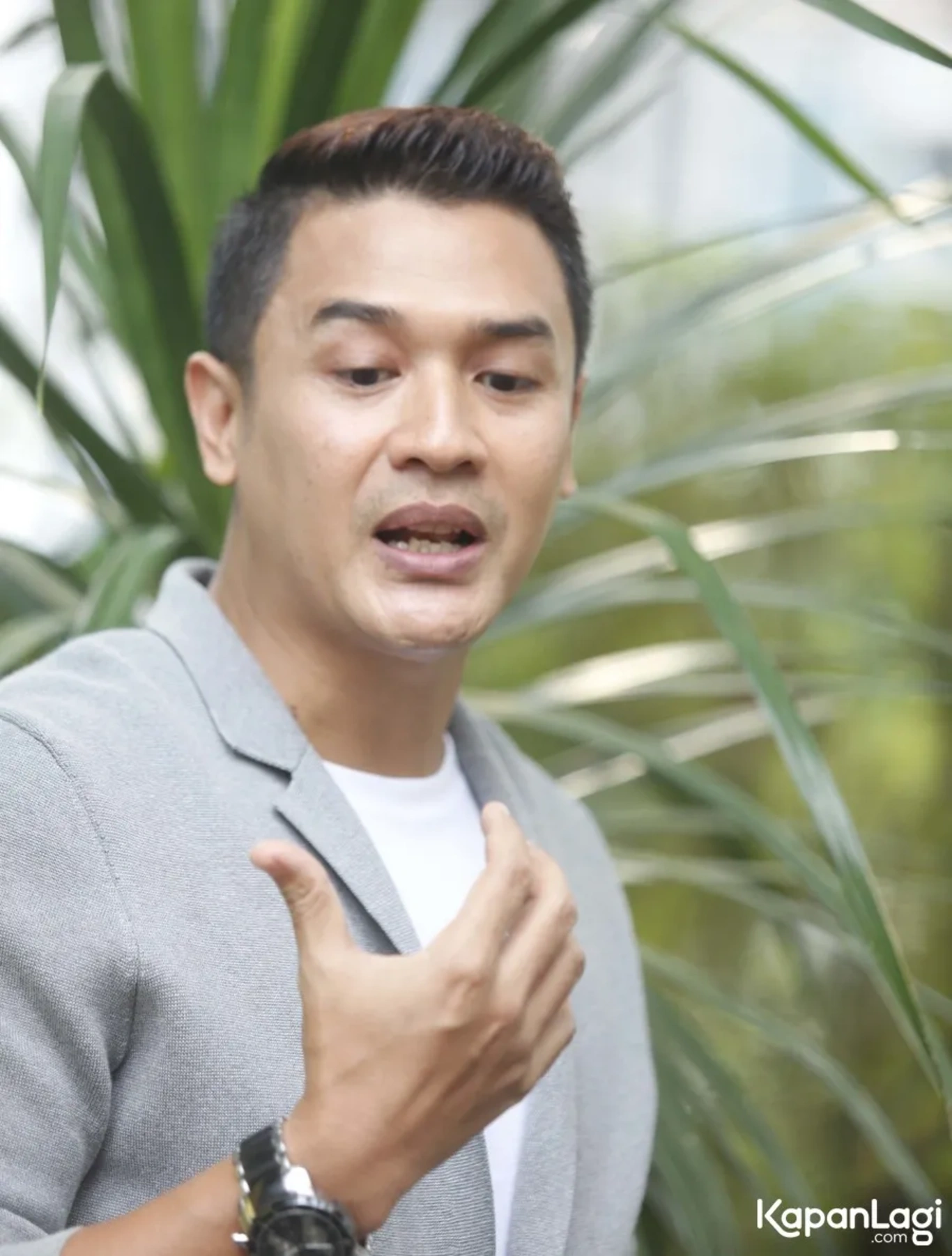 Jika Anda tidak melihat foto Fery Ixel, kemungkinan karena foto dengan nomor tersebut tidak tersedia di Kapanlagi.com™