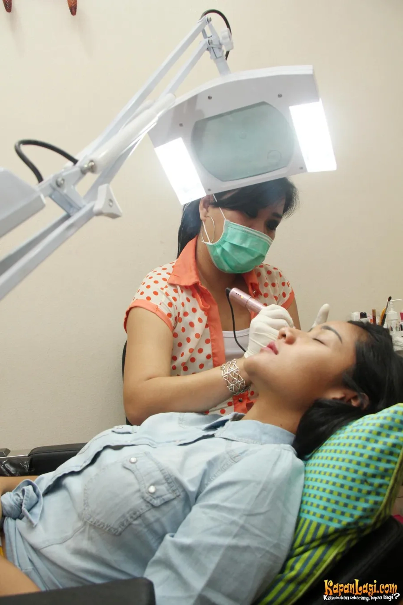 Jika Anda tidak melihat foto Fitri Ayu, kemungkinan karena foto dengan nomor tersebut tidak tersedia di Kapanlagi.com™