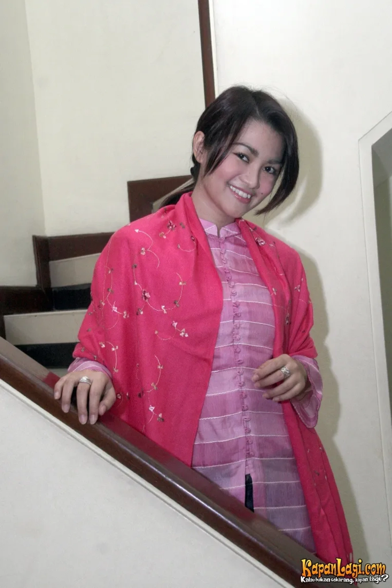Jika Anda tidak melihat foto Fitri Carlina, kemungkinan karena foto dengan nomor tersebut tidak tersedia di Kapanlagi.com™