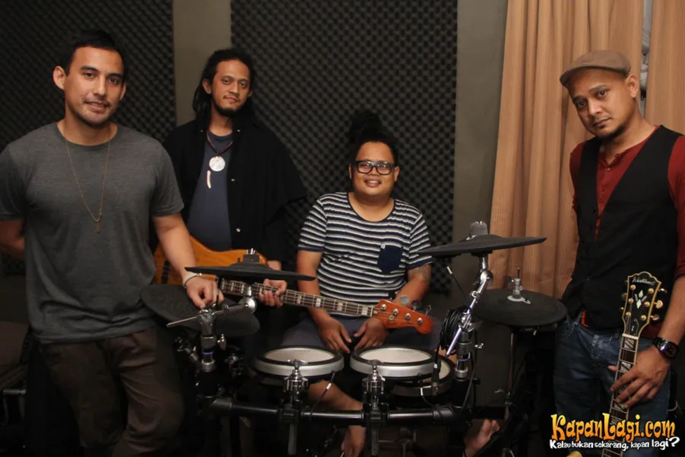 Jika Anda tidak melihat foto Flin Band, kemungkinan karena foto dengan nomor tersebut tidak tersedia di Kapanlagi.com™