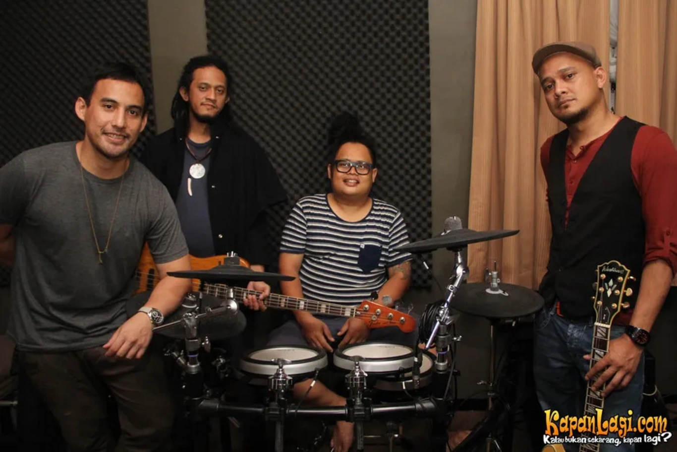 Jika Anda tidak melihat foto Flin Band, kemungkinan karena foto dengan nomor tersebut tidak tersedia di Kapanlagi.com™