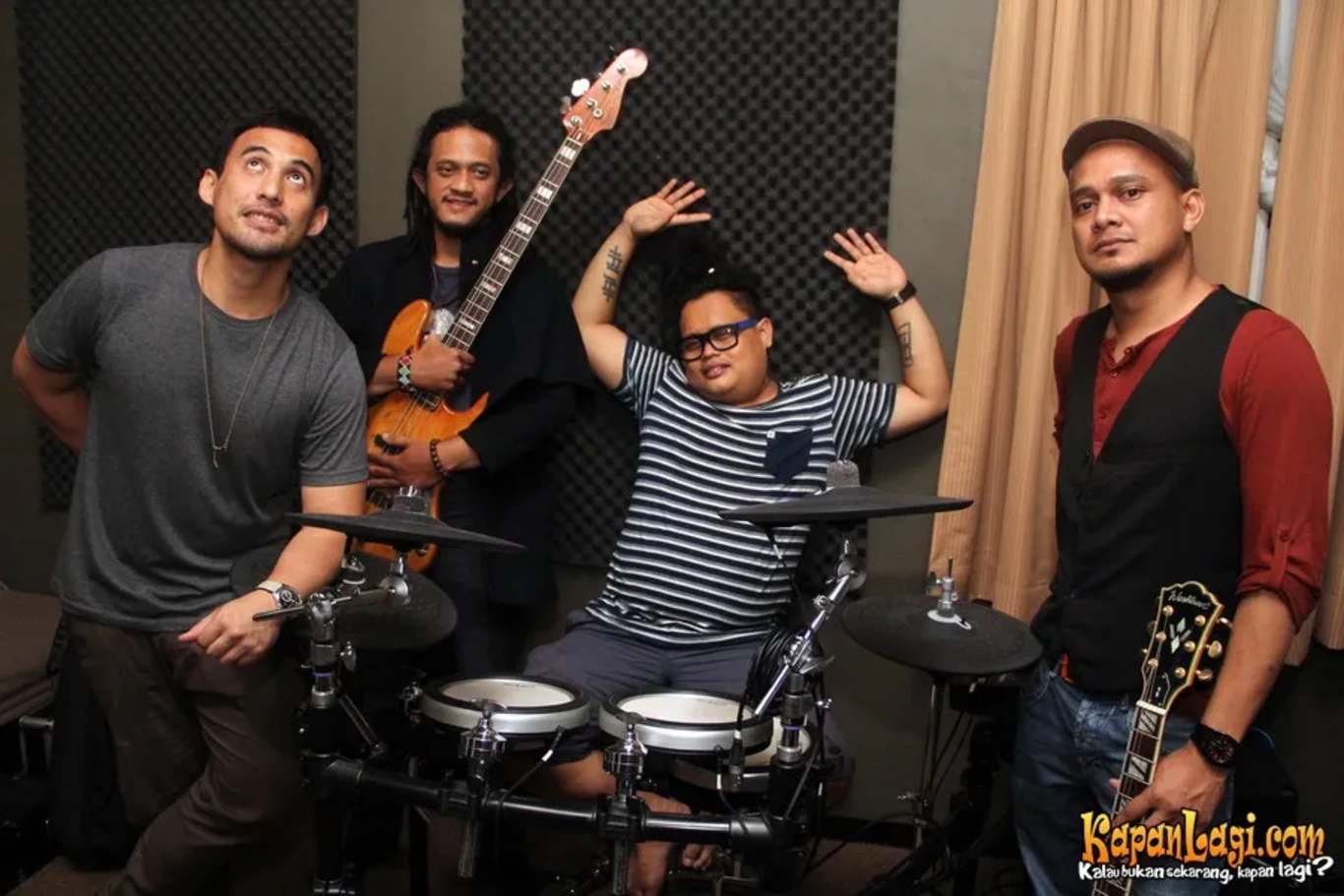 Jika Anda tidak melihat foto Flin Band, kemungkinan karena foto dengan nomor tersebut tidak tersedia di Kapanlagi.com™