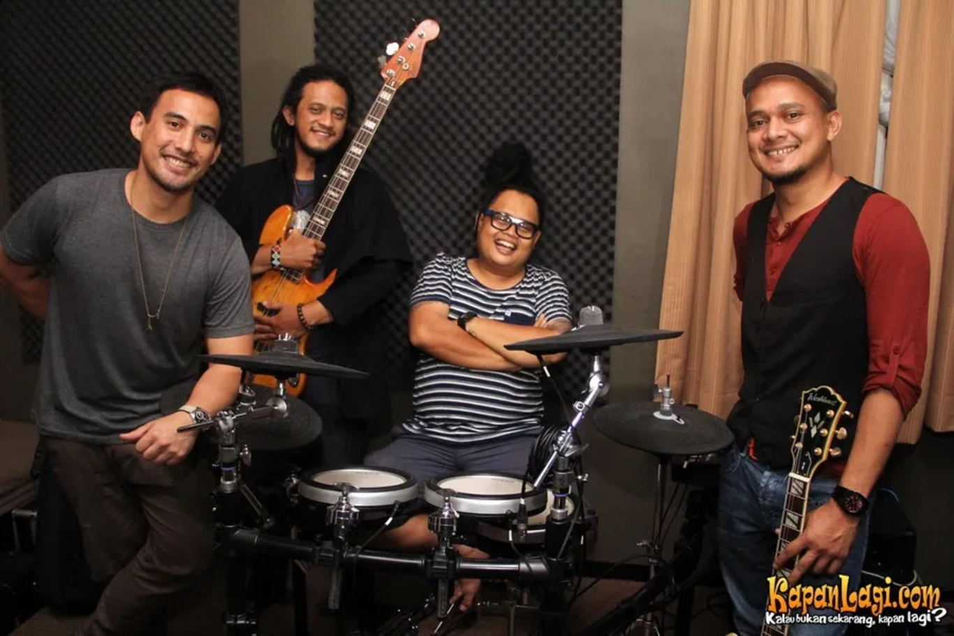 Jika Anda tidak melihat foto Flin Band, kemungkinan karena foto dengan nomor tersebut tidak tersedia di Kapanlagi.com™