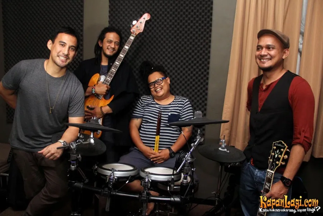 Jika Anda tidak melihat foto Flin Band, kemungkinan karena foto dengan nomor tersebut tidak tersedia di Kapanlagi.com™