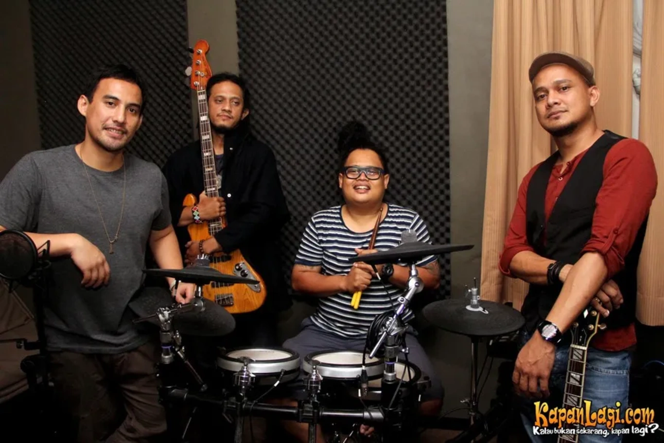 Jika Anda tidak melihat foto Flin Band, kemungkinan karena foto dengan nomor tersebut tidak tersedia di Kapanlagi.com™