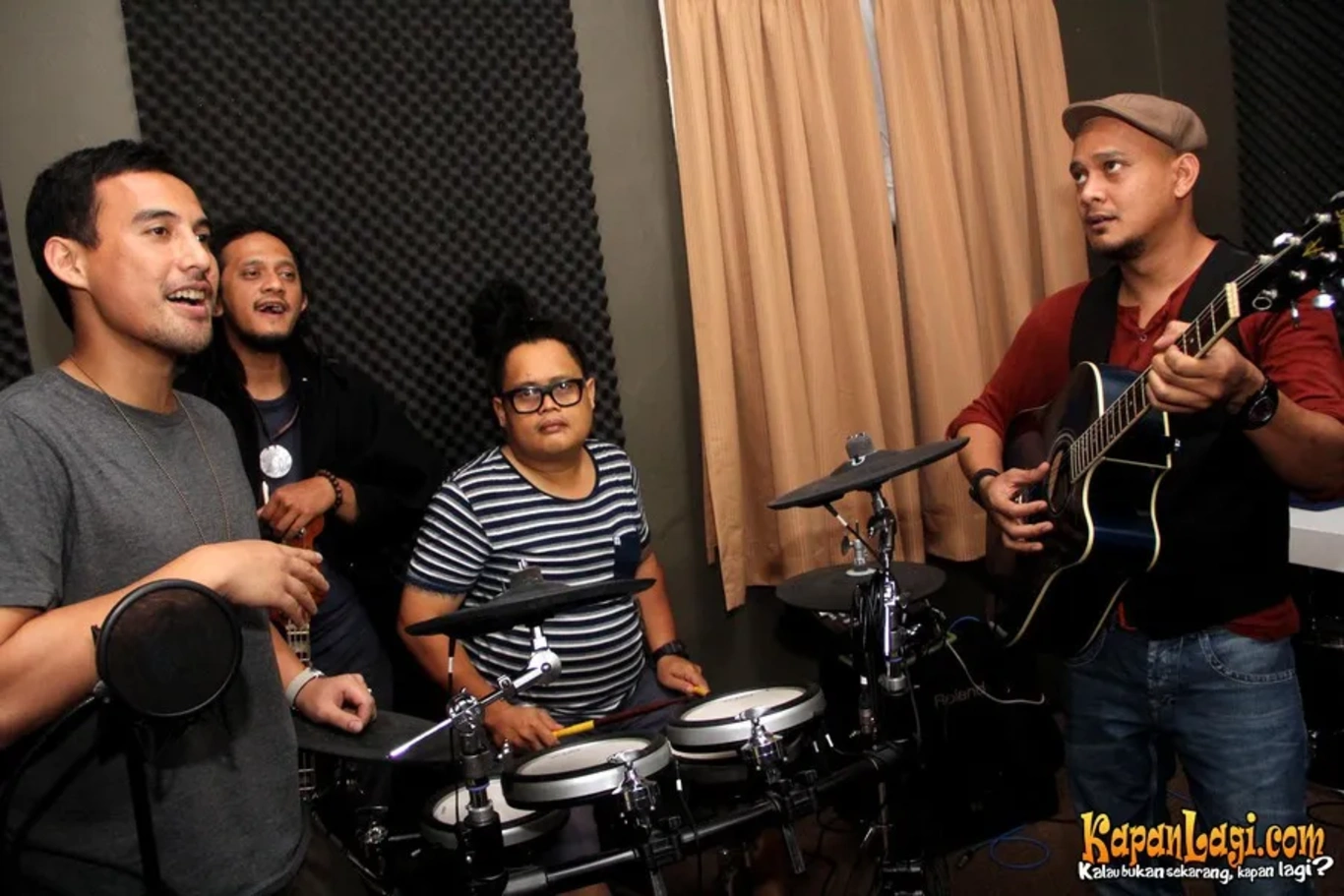 Jika Anda tidak melihat foto Flin Band, kemungkinan karena foto dengan nomor tersebut tidak tersedia di Kapanlagi.com™