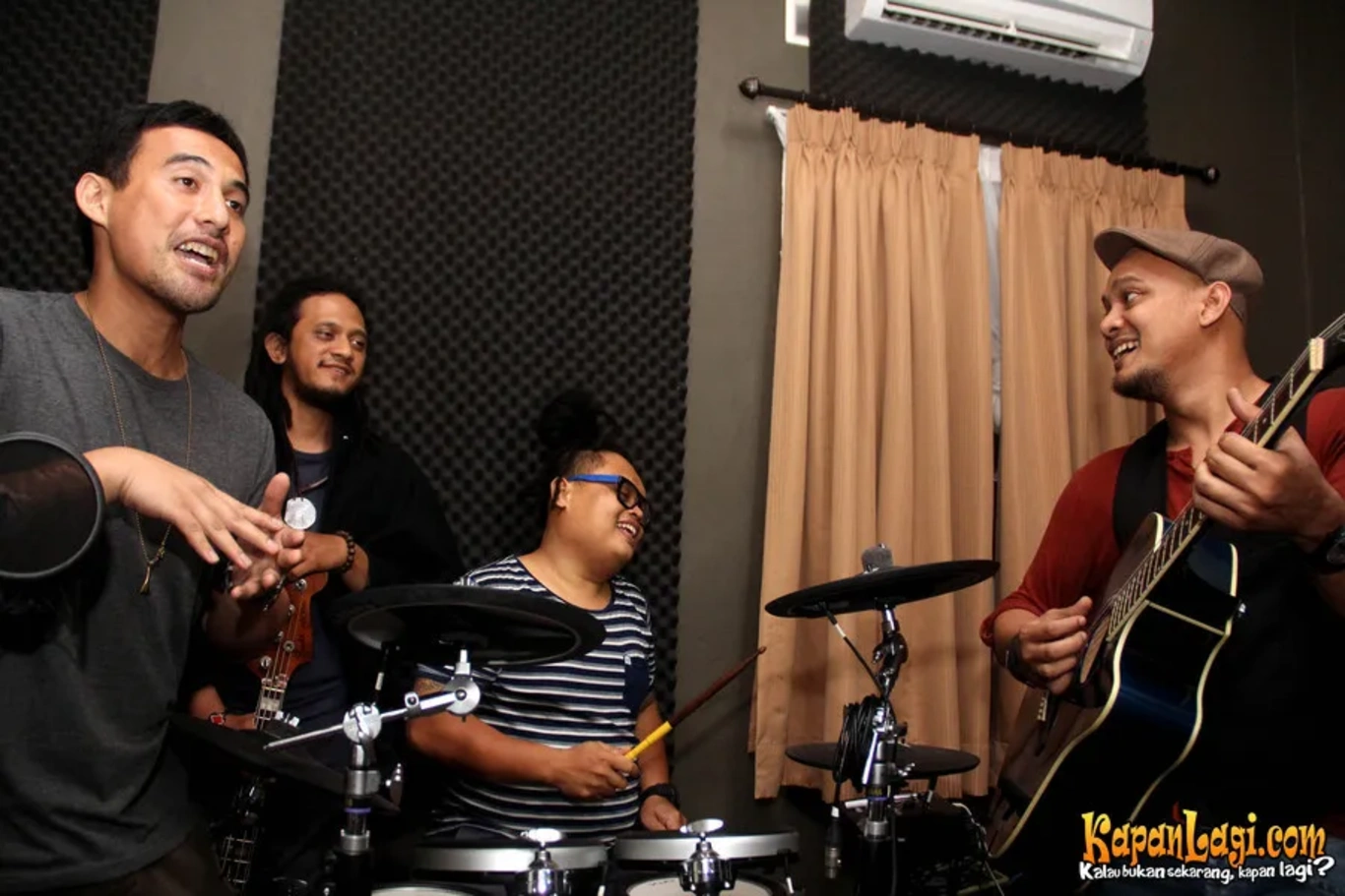 Jika Anda tidak melihat foto Flin Band, kemungkinan karena foto dengan nomor tersebut tidak tersedia di Kapanlagi.com™