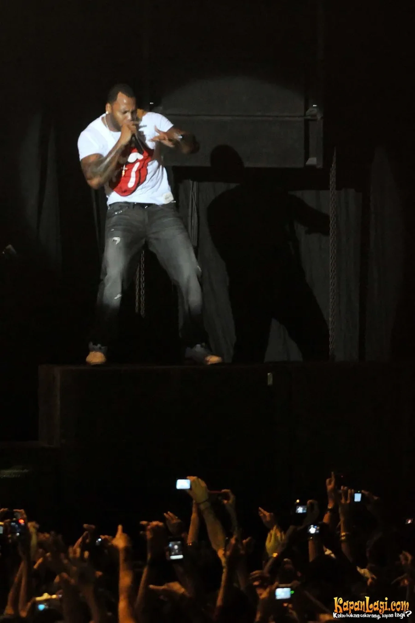 Jika Anda tidak melihat foto Flo Rida, kemungkinan karena foto dengan nomor tersebut tidak tersedia di Kapanlagi.com™