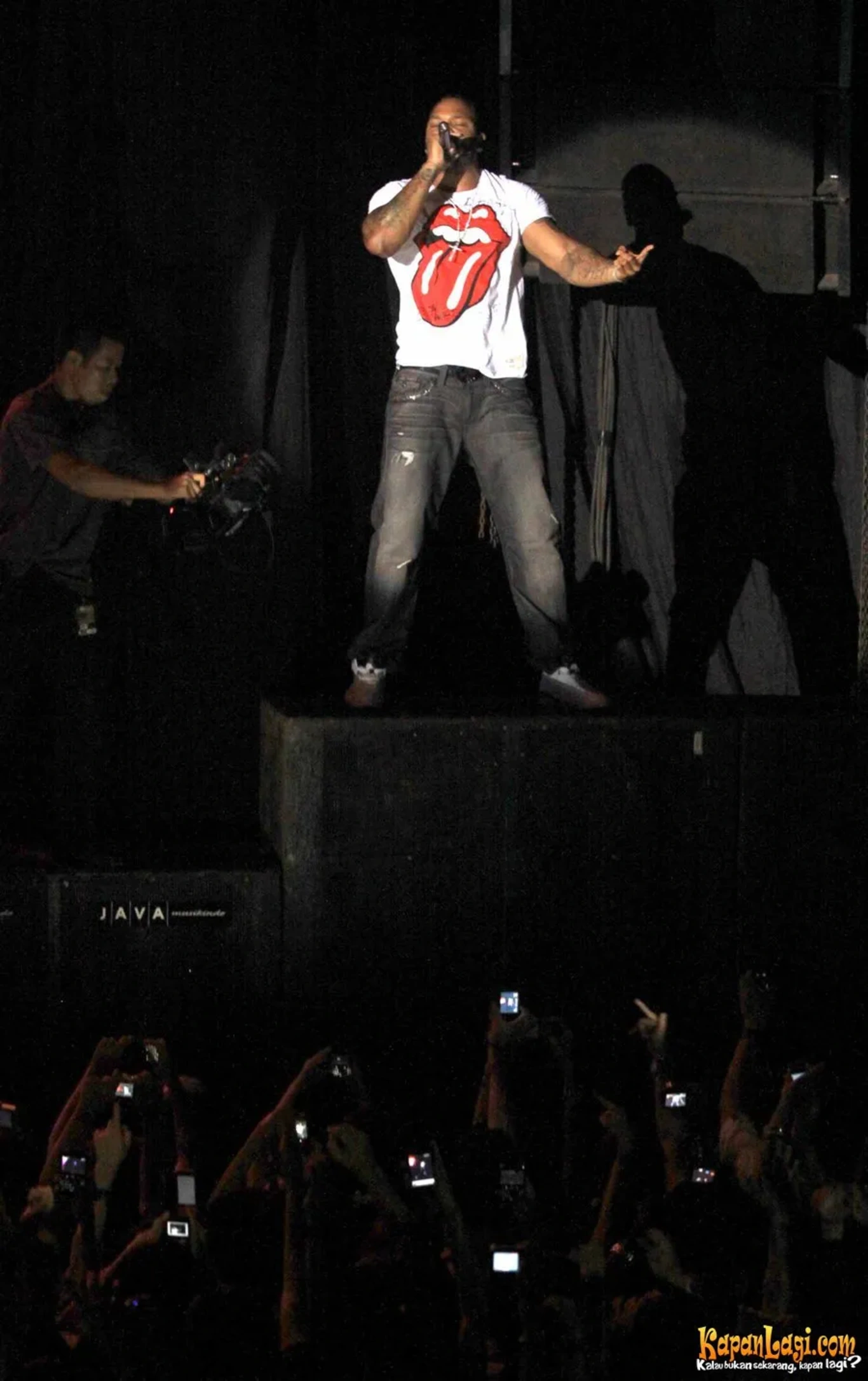 Jika Anda tidak melihat foto Flo Rida, kemungkinan karena foto dengan nomor tersebut tidak tersedia di Kapanlagi.com™