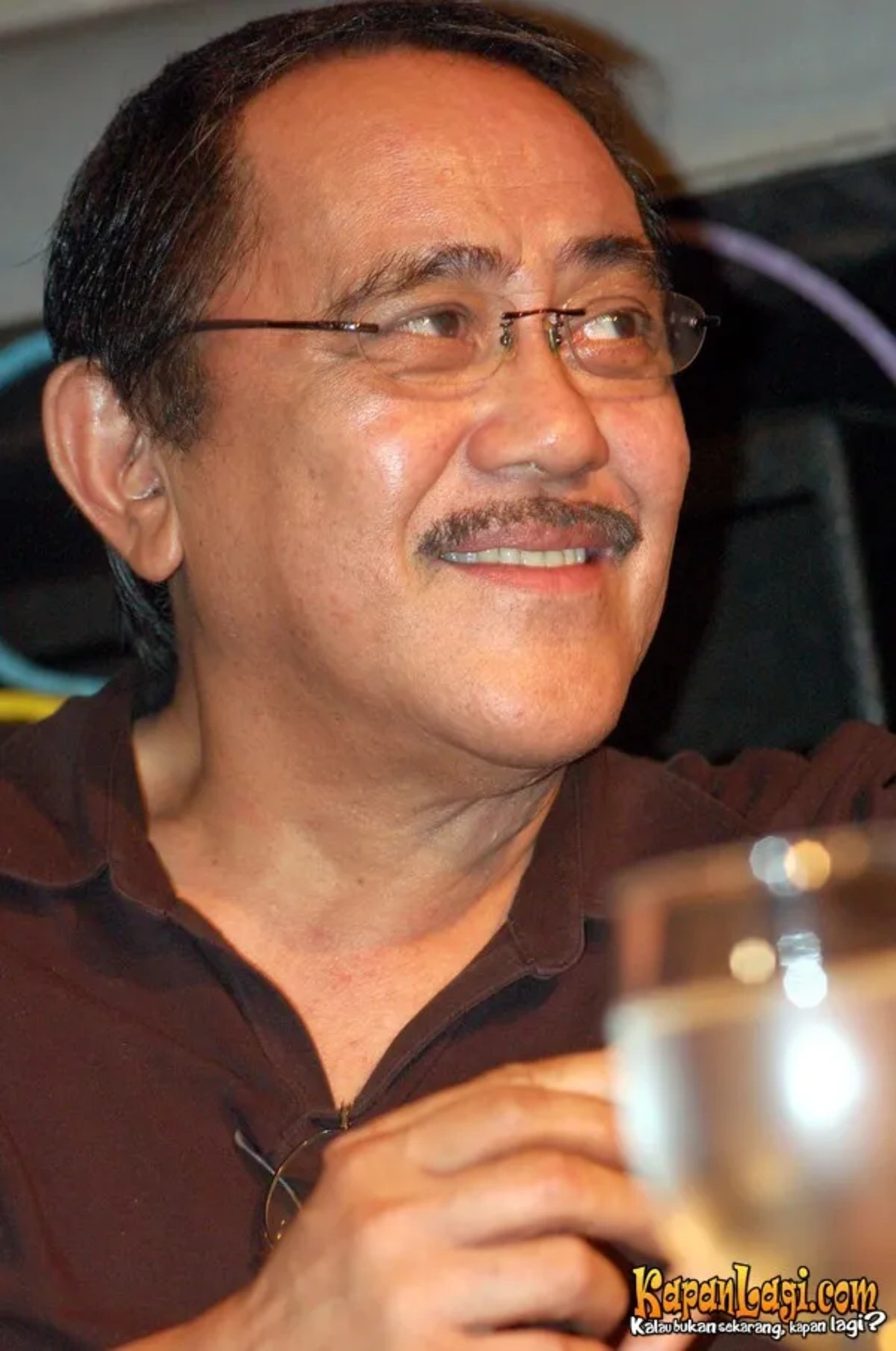 Jika Anda tidak melihat foto Frans Tumbuan, kemungkinan karena foto dengan nomor tersebut tidak tersedia di Kapanlagi.com™