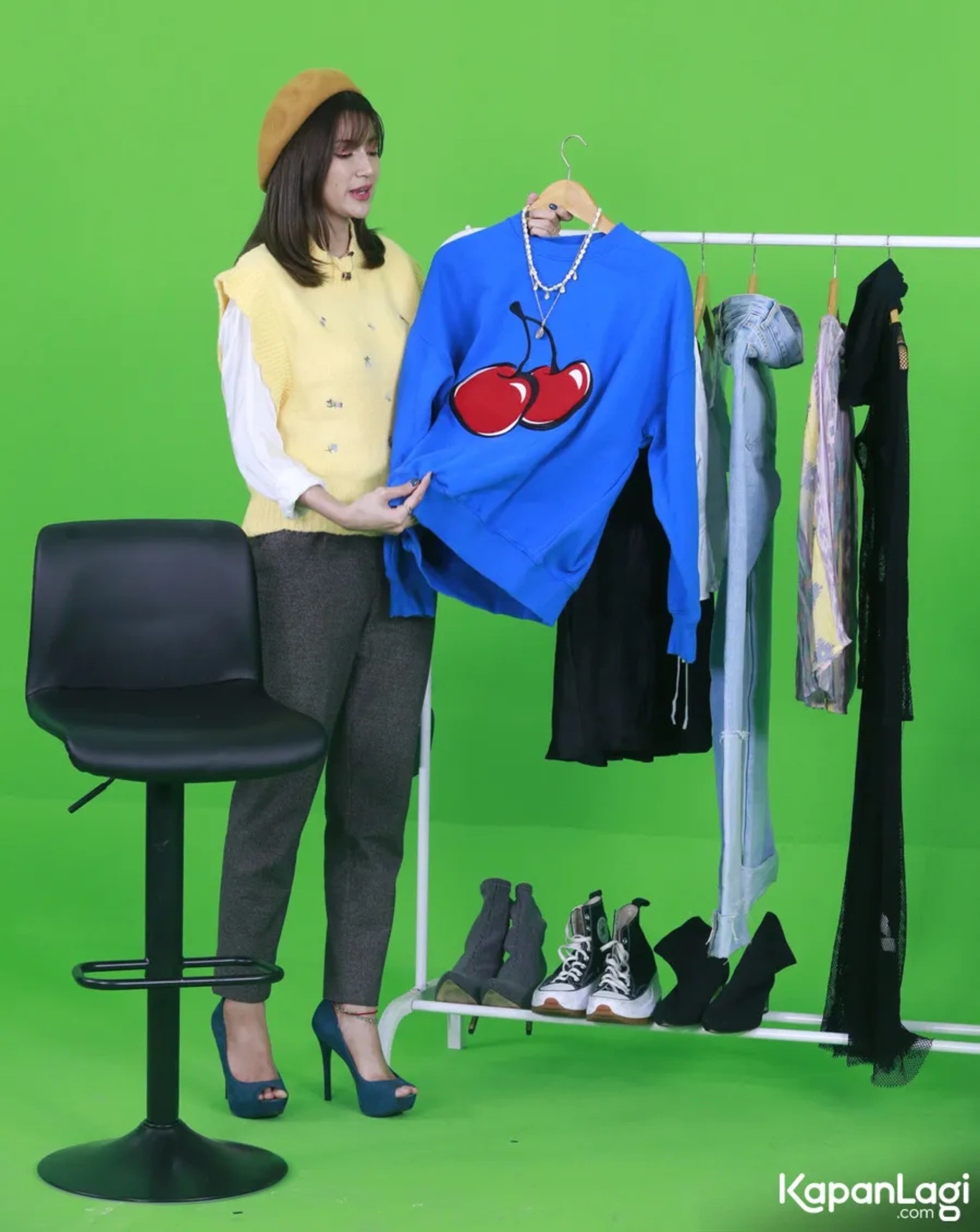 Jika Anda tidak melihat foto Furry Citra, kemungkinan karena foto dengan nomor tersebut tidak tersedia di Kapanlagi.com™