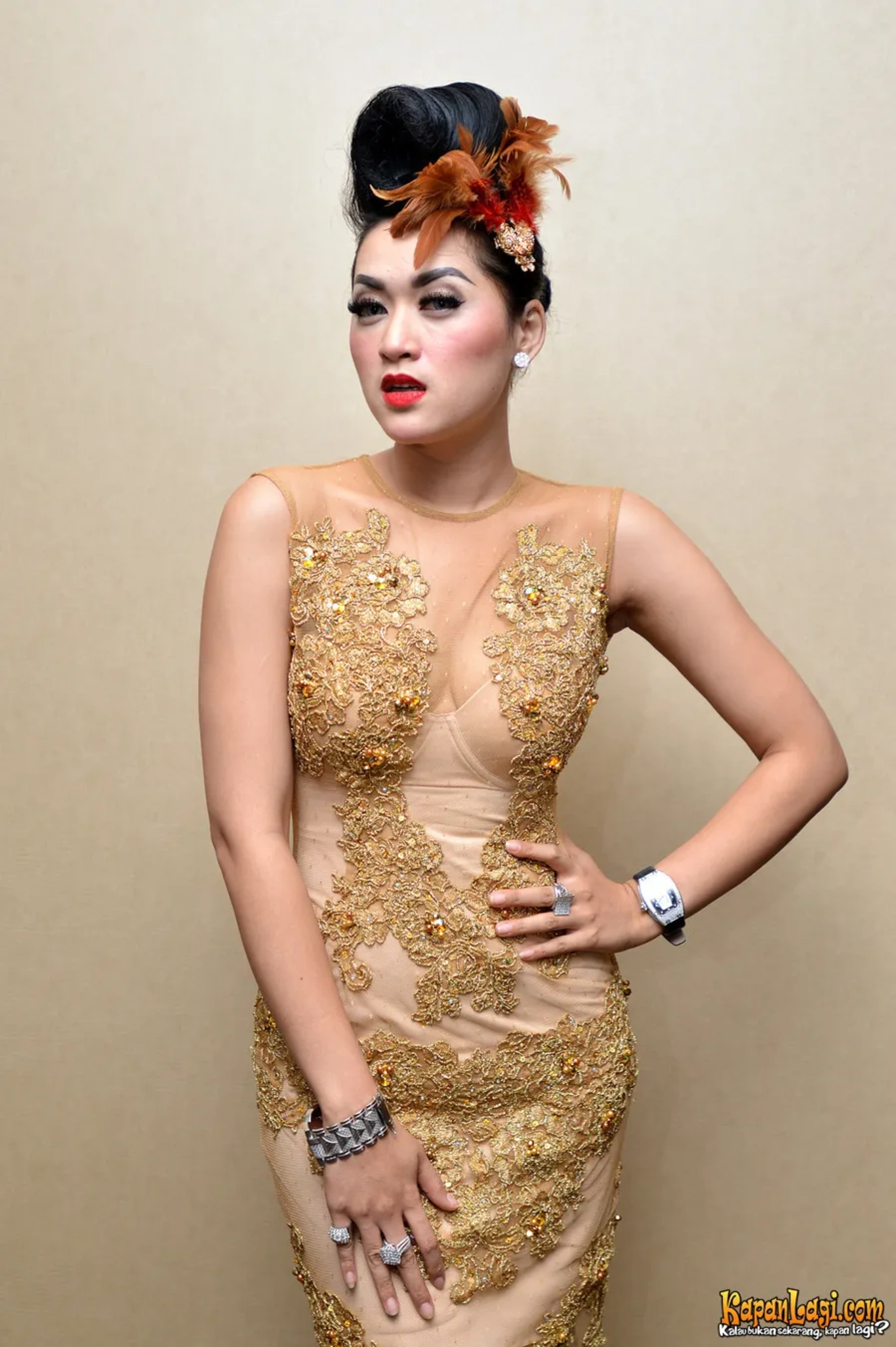 Jika Anda tidak melihat foto Hiara Cleopatra, kemungkinan karena foto dengan nomor tersebut tidak tersedia di Kapanlagi.com™