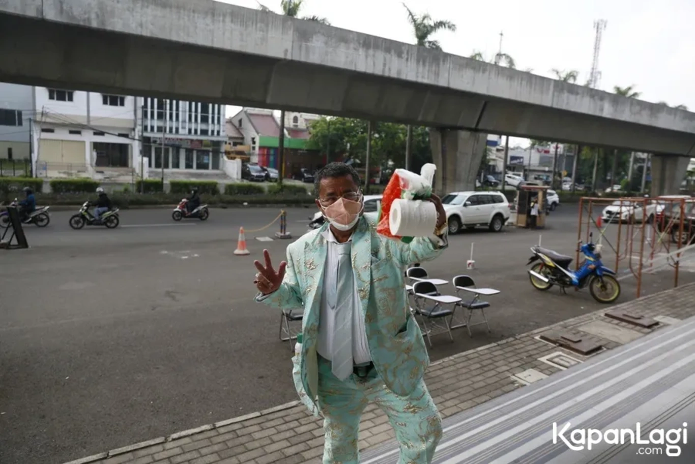 Jika Anda tidak melihat foto Hotman Paris, kemungkinan karena foto dengan nomor tersebut tidak tersedia di Kapanlagi.com™