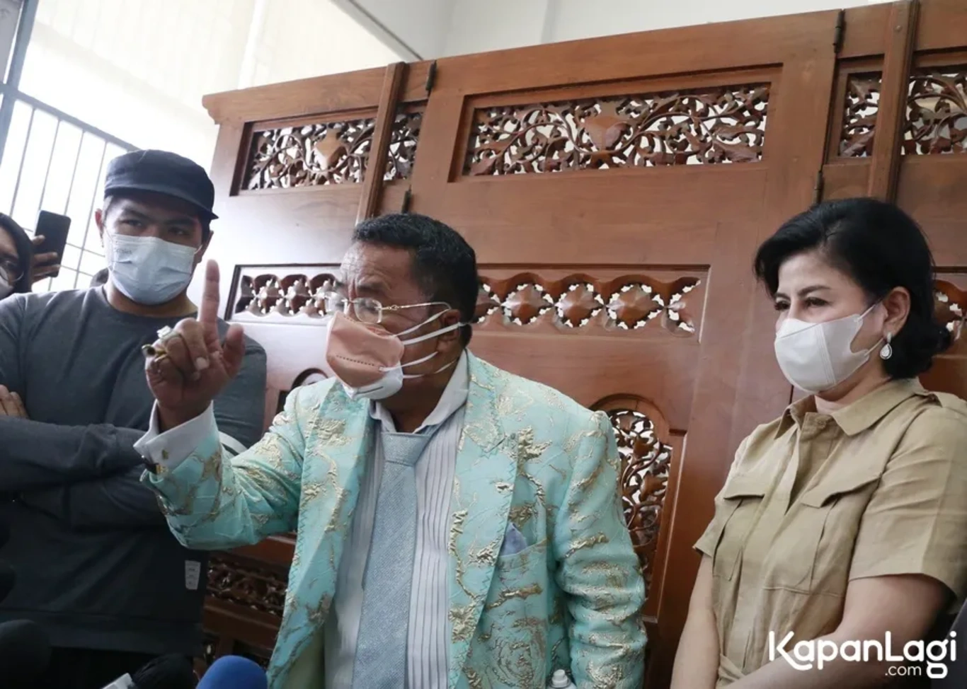 Jika Anda tidak melihat foto Hotman Paris, kemungkinan karena foto dengan nomor tersebut tidak tersedia di Kapanlagi.com™