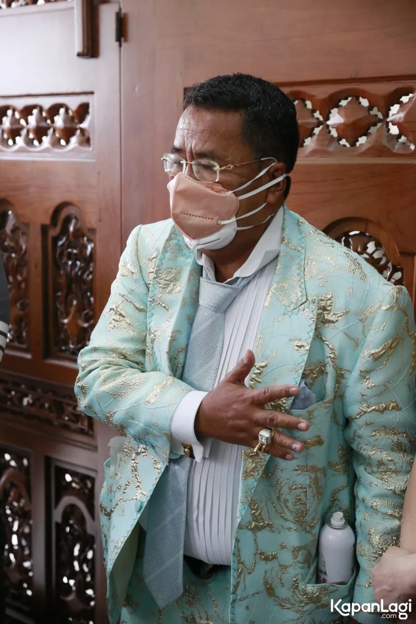 Jika Anda tidak melihat foto Hotman Paris, kemungkinan karena foto dengan nomor tersebut tidak tersedia di Kapanlagi.com™