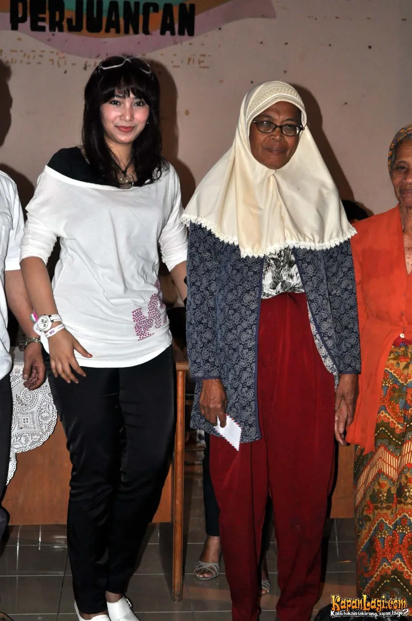 Jika Anda tidak melihat foto Inka Christie, kemungkinan karena foto dengan nomor tersebut tidak tersedia di Kapanlagi.com™
