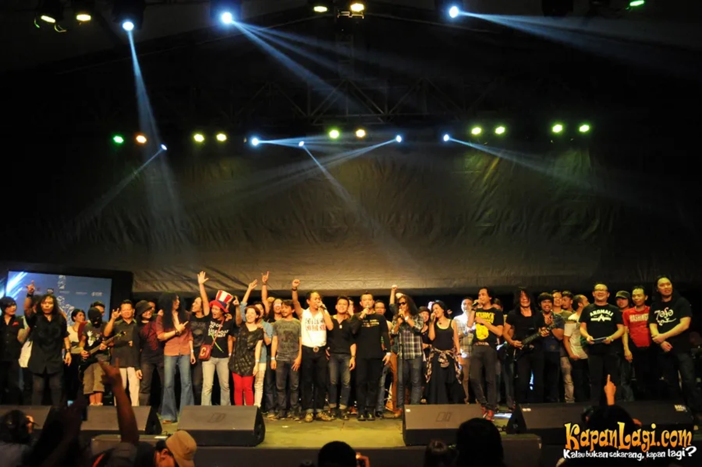 Jika Anda tidak melihat foto Ireng Maulana, kemungkinan karena foto dengan nomor tersebut tidak tersedia di Kapanlagi.com™