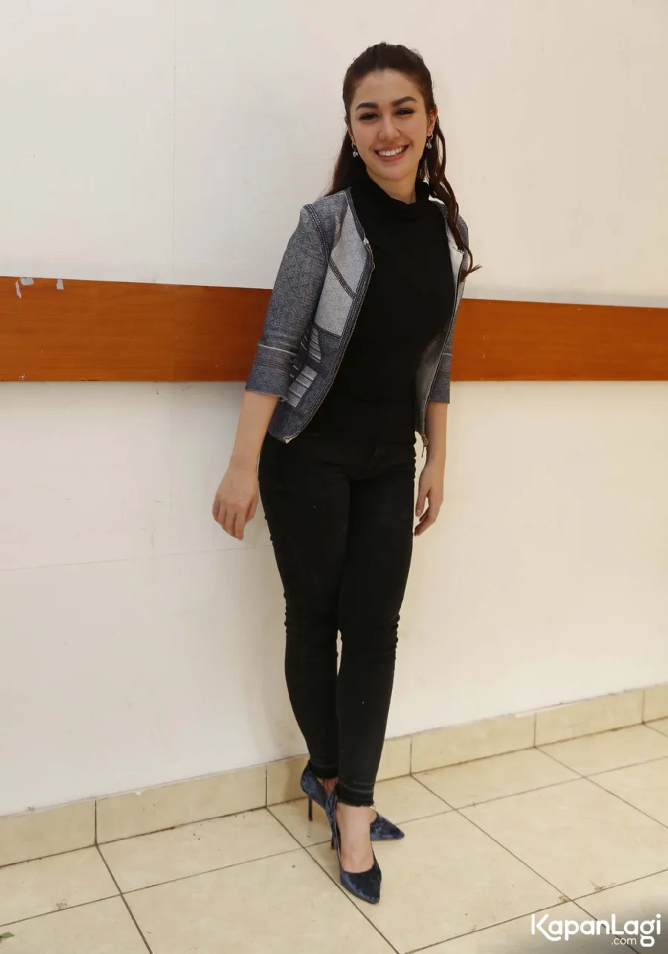 Jika Anda tidak melihat foto Jelita Callebau, kemungkinan karena foto dengan nomor tersebut tidak tersedia di Kapanlagi.com™