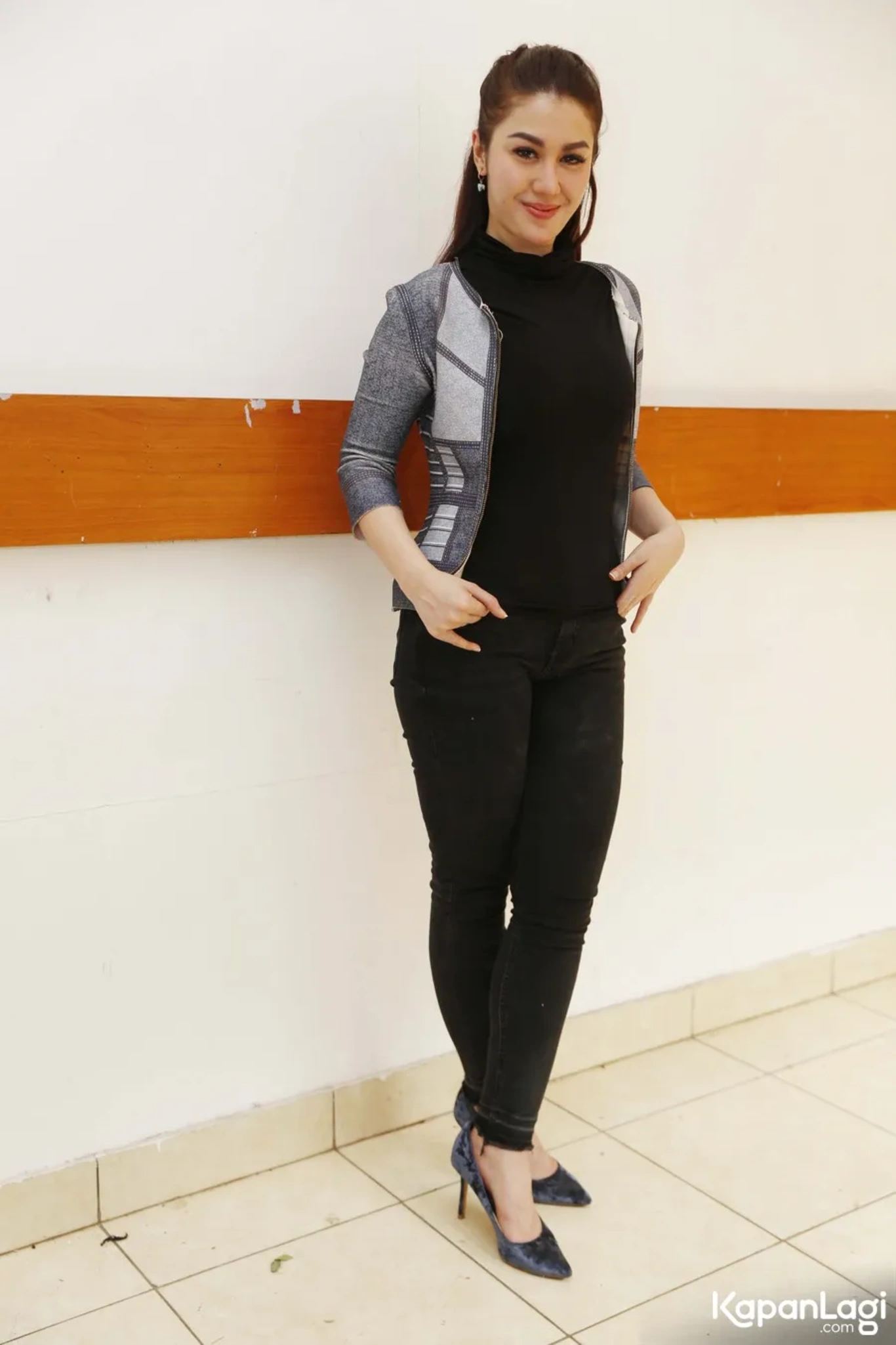 Jika Anda tidak melihat foto Jelita Callebau, kemungkinan karena foto dengan nomor tersebut tidak tersedia di Kapanlagi.com™