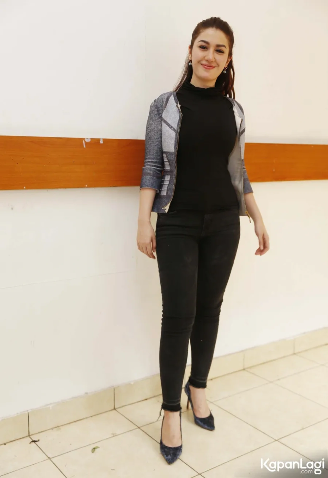 Jika Anda tidak melihat foto Jelita Callebau, kemungkinan karena foto dengan nomor tersebut tidak tersedia di Kapanlagi.com™