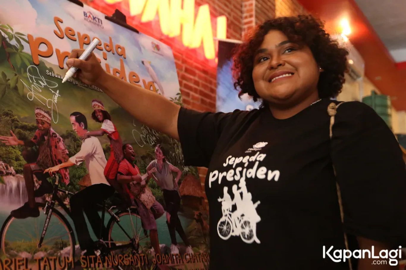 Jika Anda tidak melihat foto Joanita Chatarine Joan Idol, kemungkinan karena foto dengan nomor tersebut tidak tersedia di Kapanlagi.com™