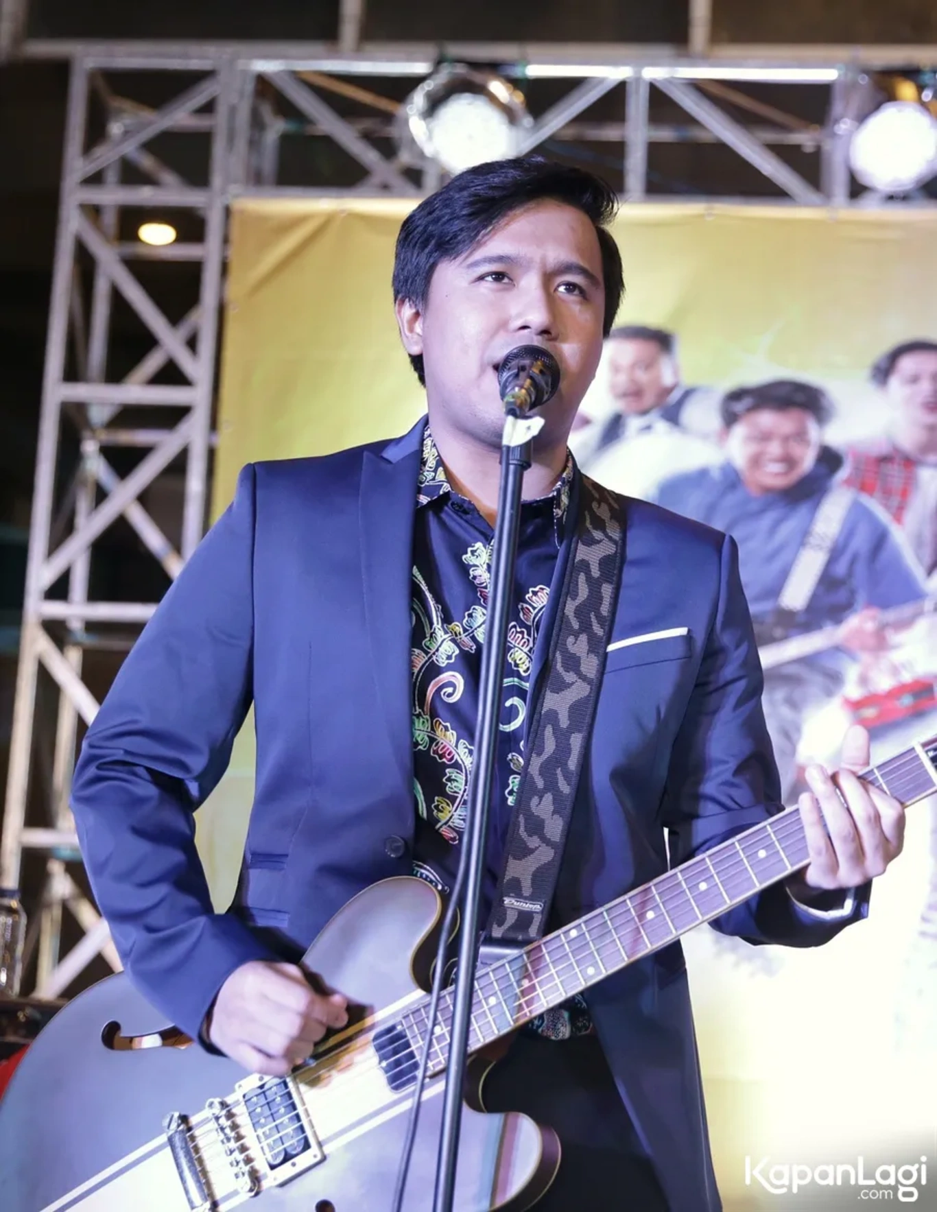 Jika Anda tidak melihat foto Joshua Suherman, kemungkinan karena foto dengan nomor tersebut tidak tersedia di Kapanlagi.com™