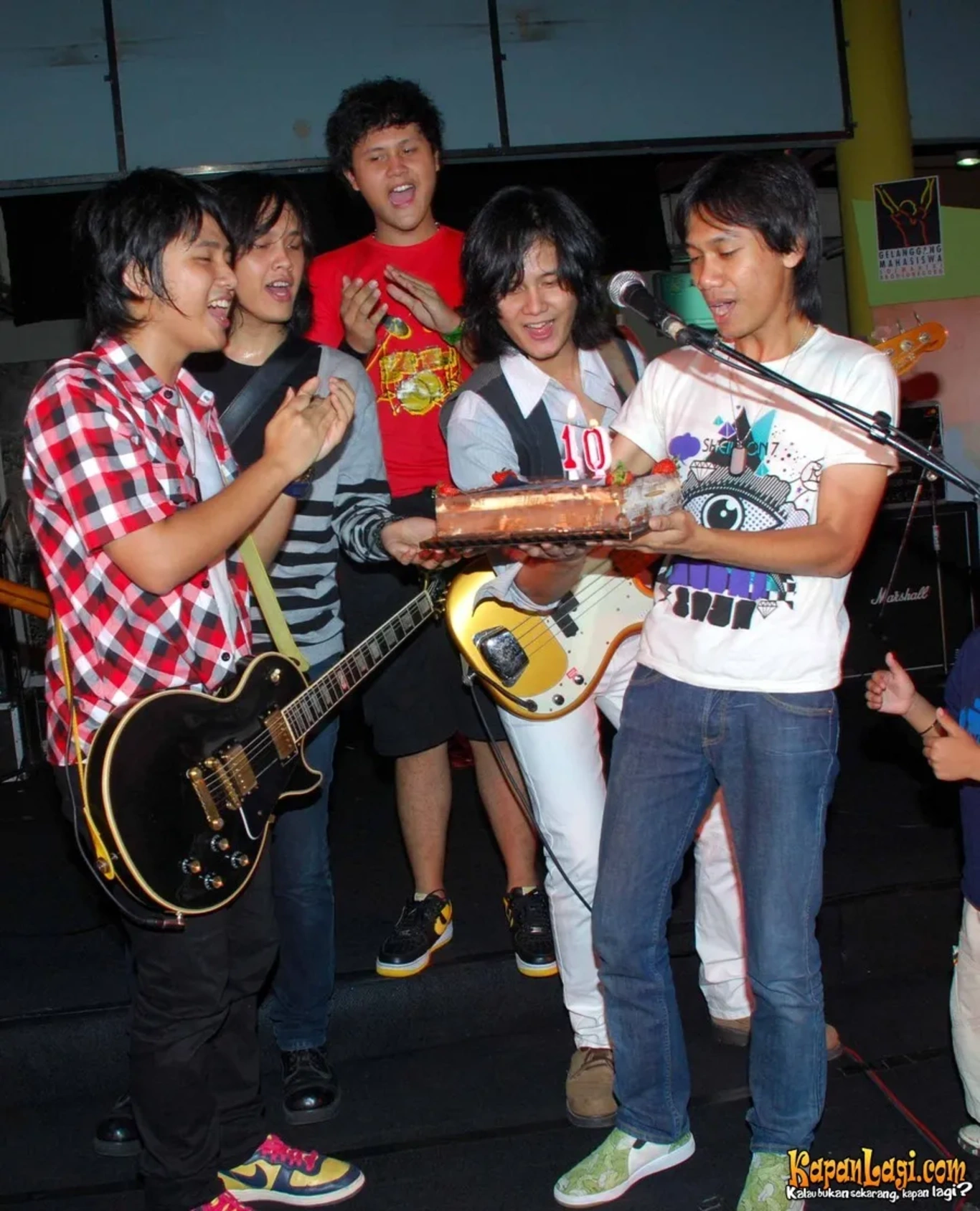 Jika Anda tidak melihat foto Kanda Band, kemungkinan karena foto dengan nomor tersebut tidak tersedia di Kapanlagi.com™