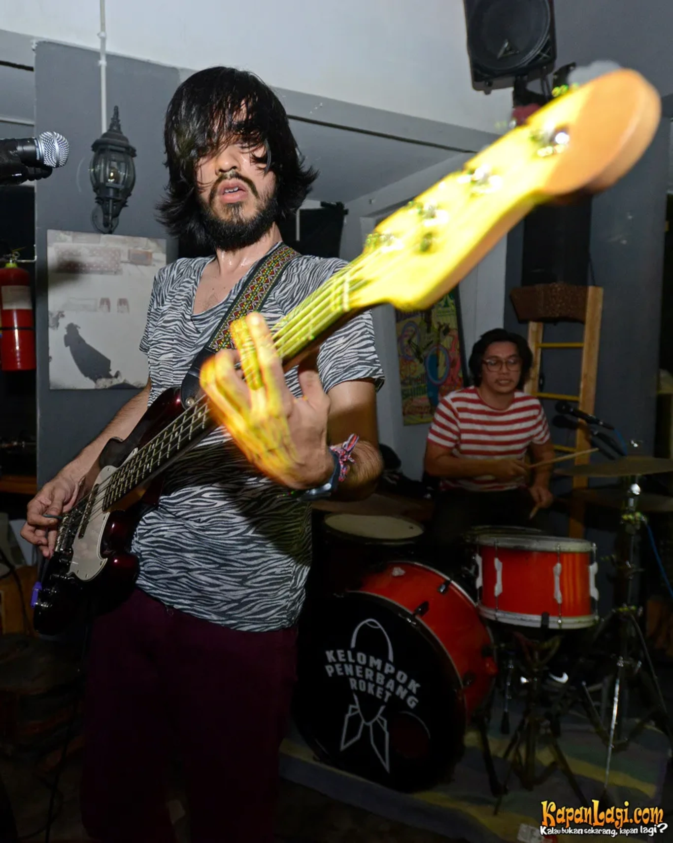 Jika Anda tidak melihat foto Kelompok Penerbang Roket Band, kemungkinan karena foto dengan nomor tersebut tidak tersedia di Kapanlagi.com™