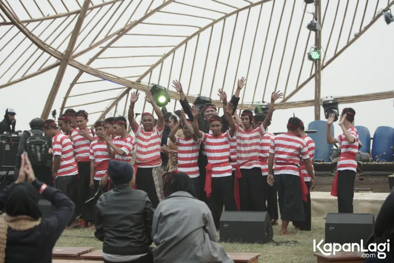 Jika Anda tidak melihat foto Kramat Percussion Etnic Madura, kemungkinan karena foto dengan nomor tersebut tidak tersedia di Kapanlagi.com™