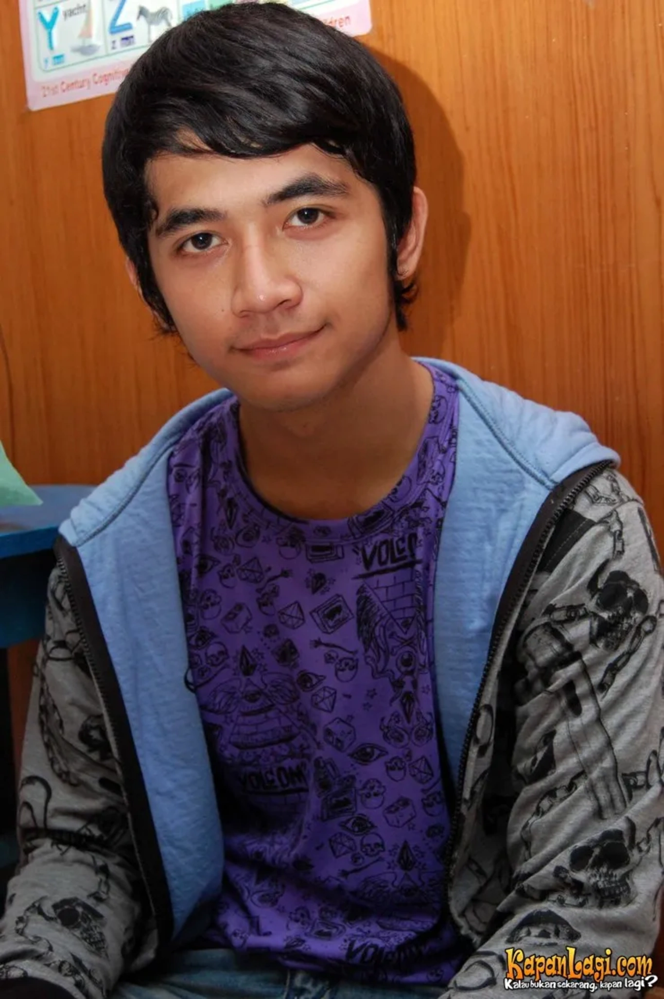 Jika Anda tidak melihat foto Kris Anjar, kemungkinan karena foto dengan nomor tersebut tidak tersedia di Kapanlagi.com™