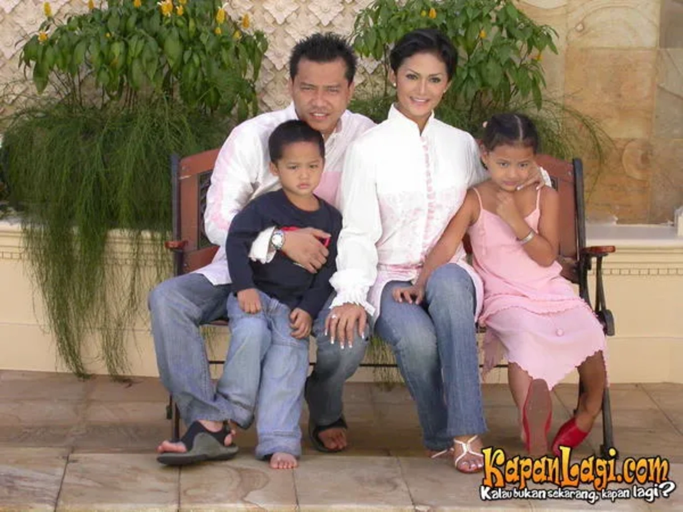 Jika Anda tidak melihat foto Krisdayanti, kemungkinan karena foto dengan nomor tersebut tidak tersedia di Kapanlagi.com™