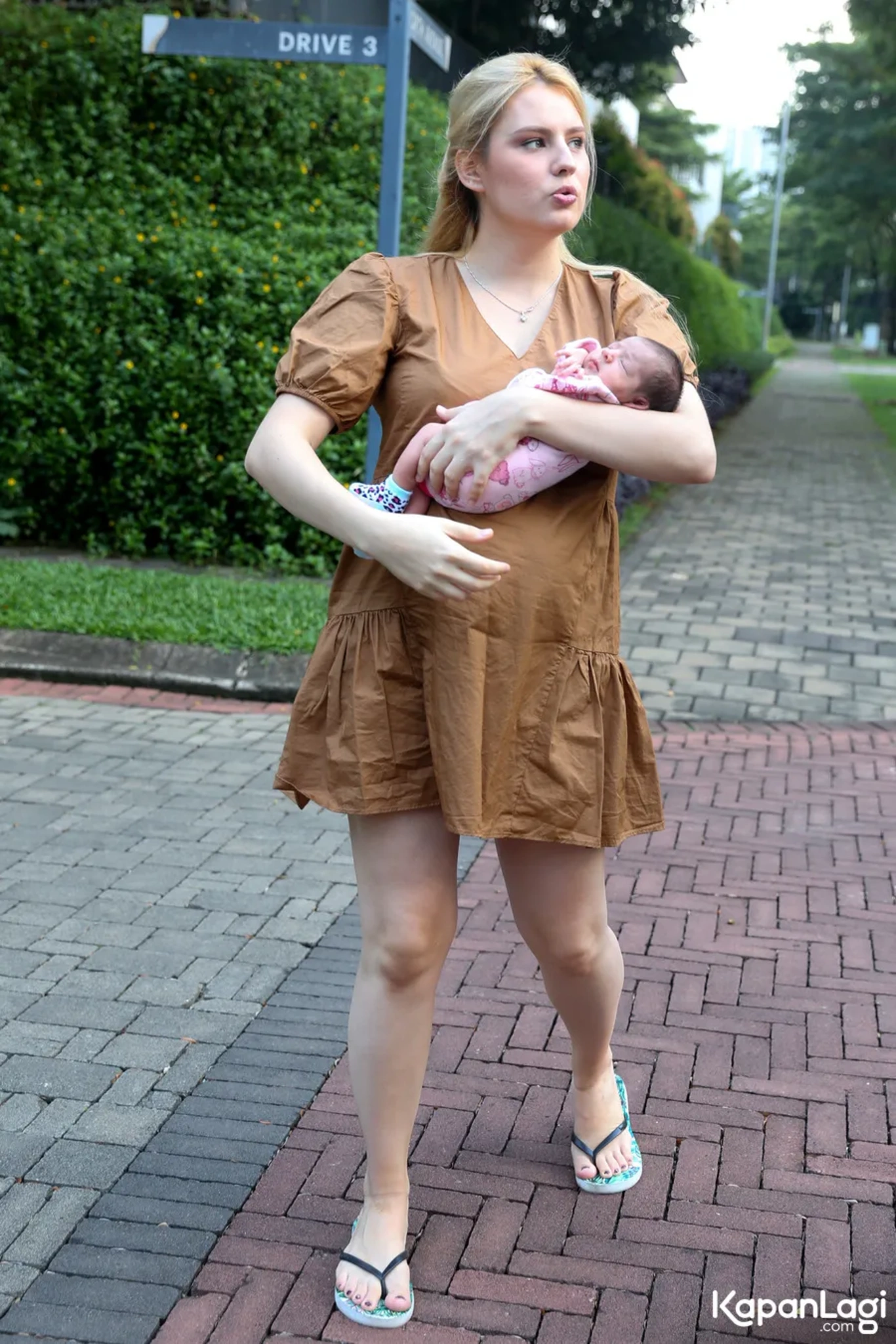 Jika Anda tidak melihat foto Nastasya Shine, kemungkinan karena foto dengan nomor tersebut tidak tersedia di Kapanlagi.com™