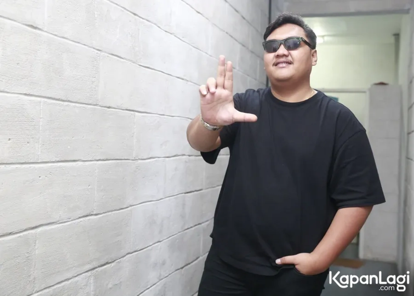 Jika Anda tidak melihat foto Ndarboy Genk Helarius Daru Indrajaya, kemungkinan karena foto dengan nomor tersebut tidak tersedia di Kapanlagi.com™