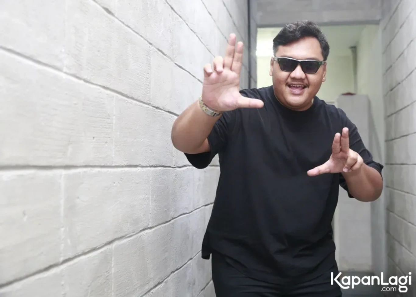 Jika Anda tidak melihat foto Ndarboy Genk Helarius Daru Indrajaya, kemungkinan karena foto dengan nomor tersebut tidak tersedia di Kapanlagi.com™