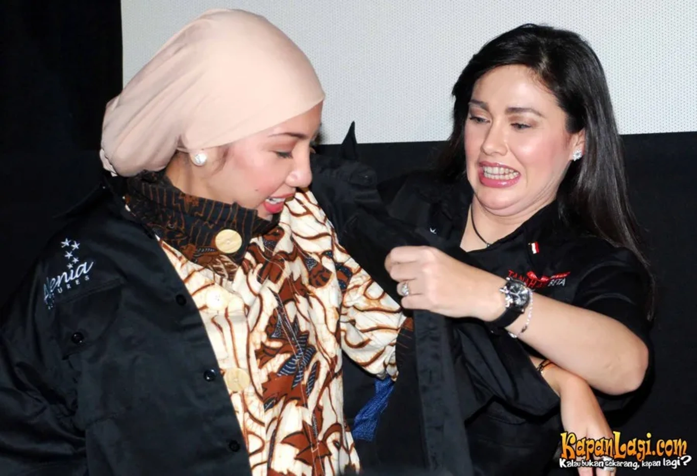 Jika Anda tidak melihat foto Nia Zulkarnaen, kemungkinan karena foto dengan nomor tersebut tidak tersedia di Kapanlagi.com™
