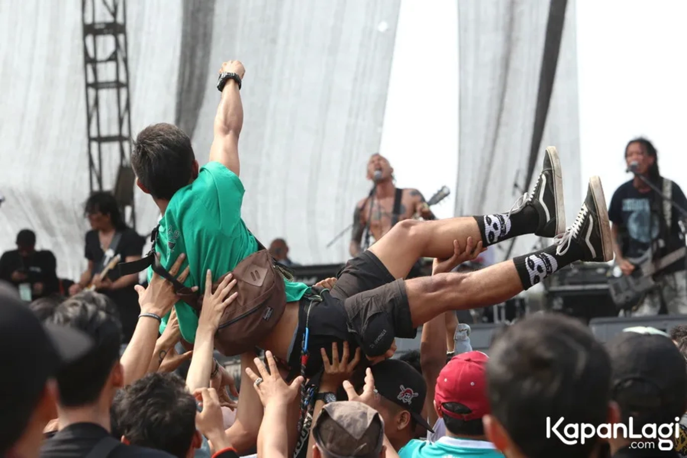 Jika Anda tidak melihat foto Noxa, kemungkinan karena foto dengan nomor tersebut tidak tersedia di Kapanlagi.com™